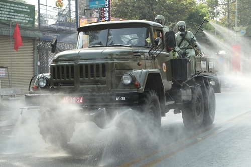 Quân đoàn 4 tiến hành khử khuẩn tại thành phố Thuận An, tỉnh Bình Dương
